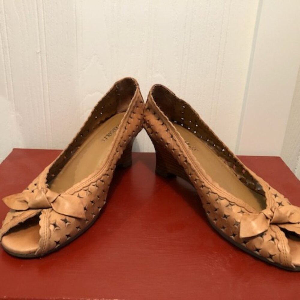 Aerosoles Peek A Bow women's summer shoes, light brown, size 8